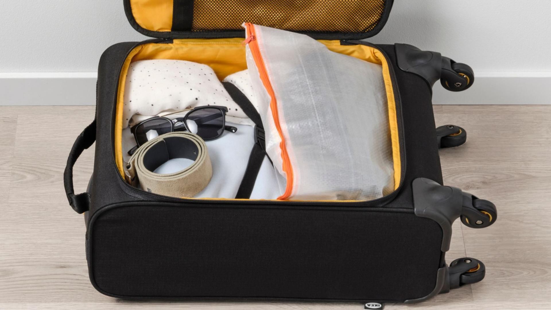 Usar bolsas específicas para cada cosa y organizar los espacios ayuda a lograr eficiencia en la maleta