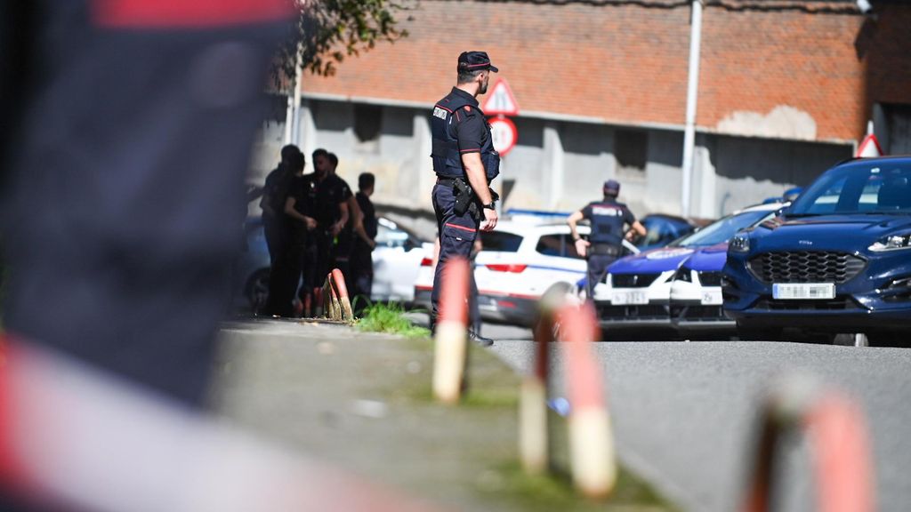 Agentes de la Ertzaintza durante un operativo, en Vizcaya
