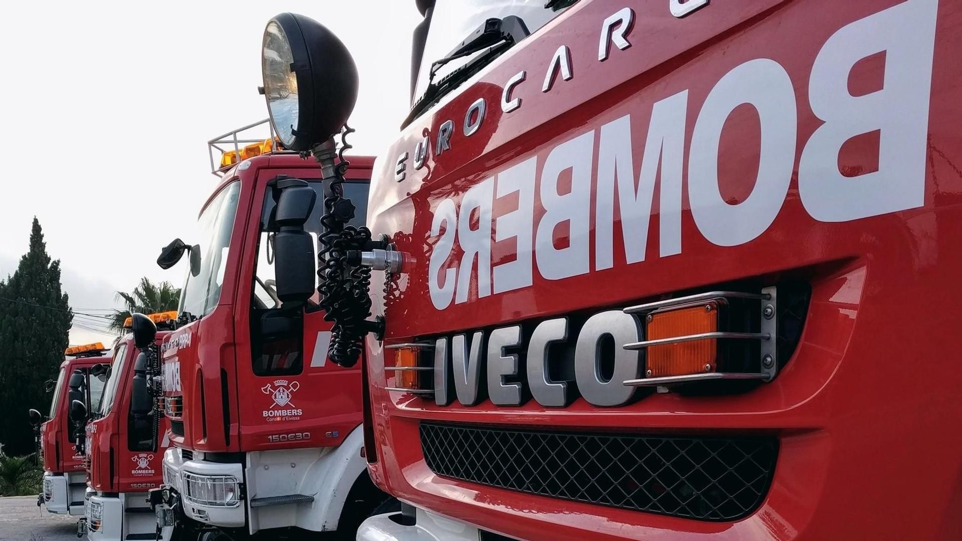 Camiones de Bomberos de Ibiza estacionados