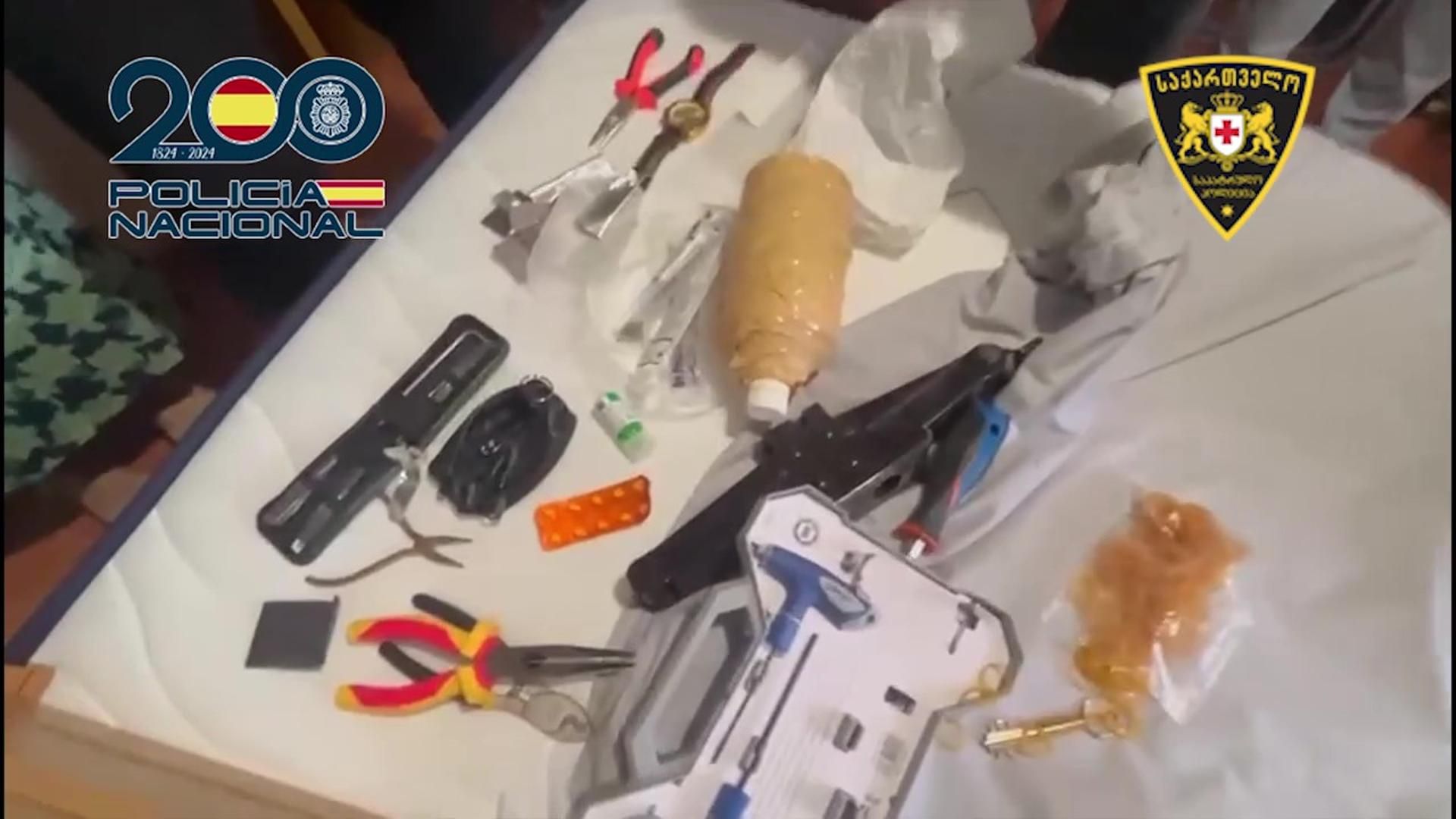 Detenidos por robar en casas utilizando ácido corrosivo para destruir los bombines de las puertas