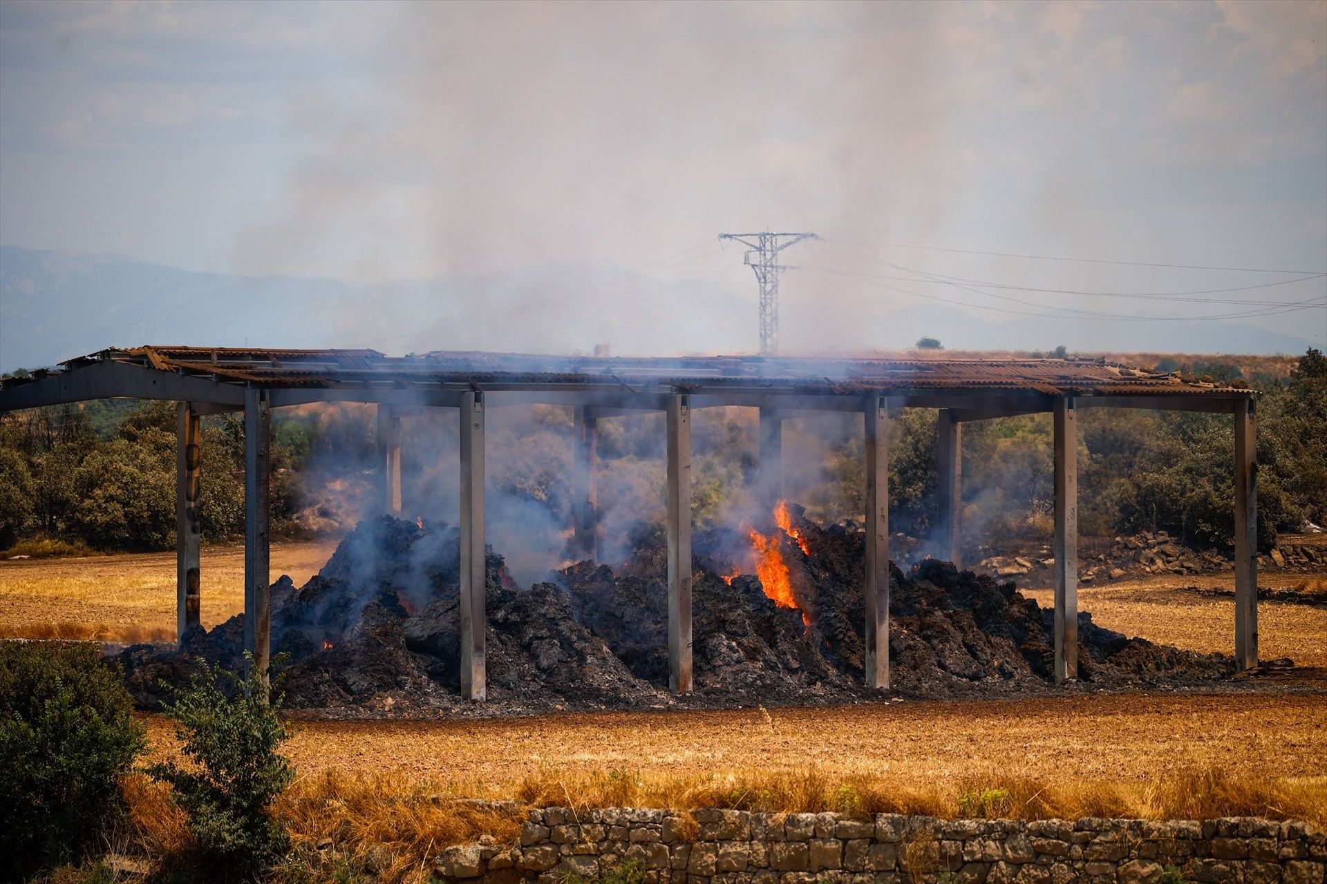 El fuego obliga a confinarse a 14.000 personas en Lleida