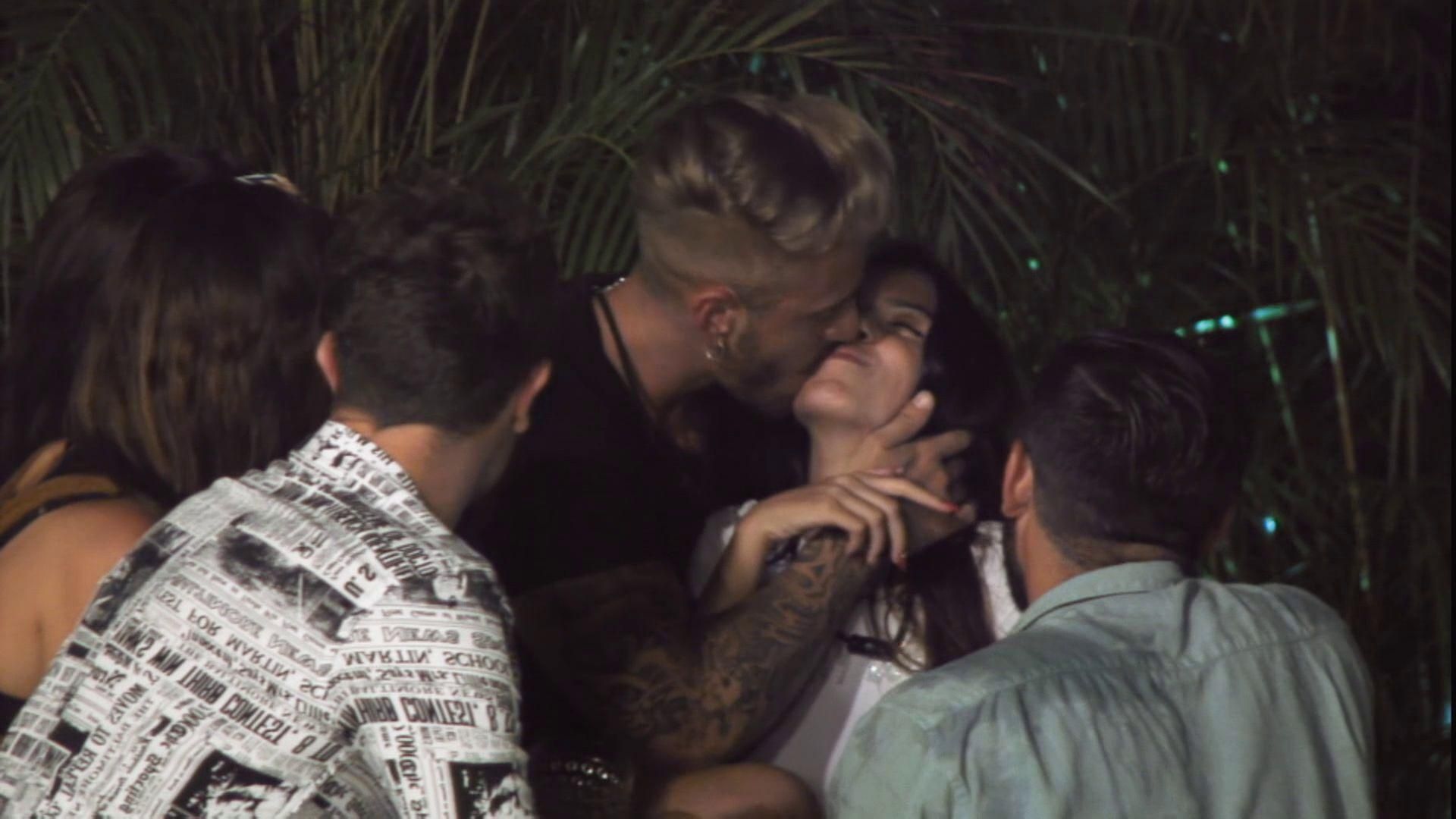 El tonteo de Andrea Gasca con Óscar acaba con un beso en la comisura de los labios: “Por la noche me gusta más que por el día”