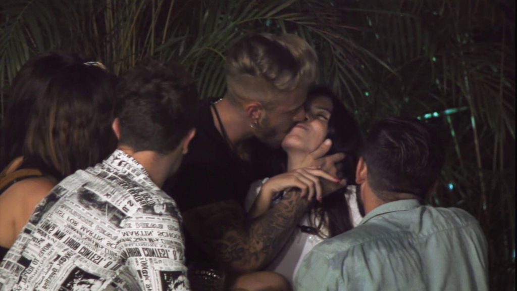 El tonteo de Andrea Gasca con Óscar acaba con un beso en la comisura de los labios: “Por la noche me gusta más que por el día”