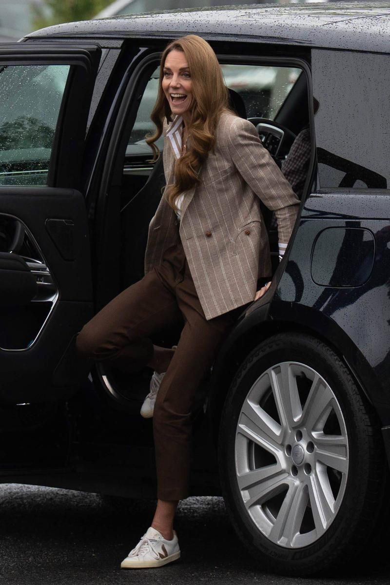 Kate Middleton bajándose de coche en el que ha llegado