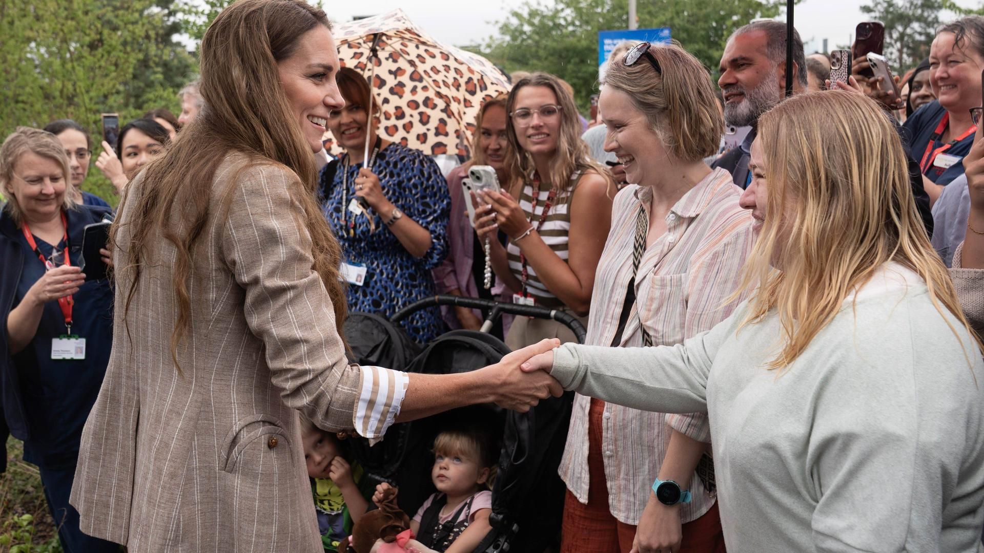 Kate Middleton, saludando a los presentes en el acto
