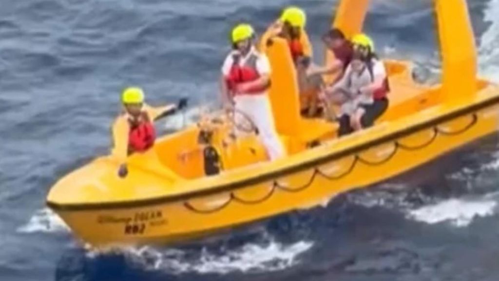 La rapidez del equipo de salvamento del Crucero salvó a las dos personas que cayeron al mar