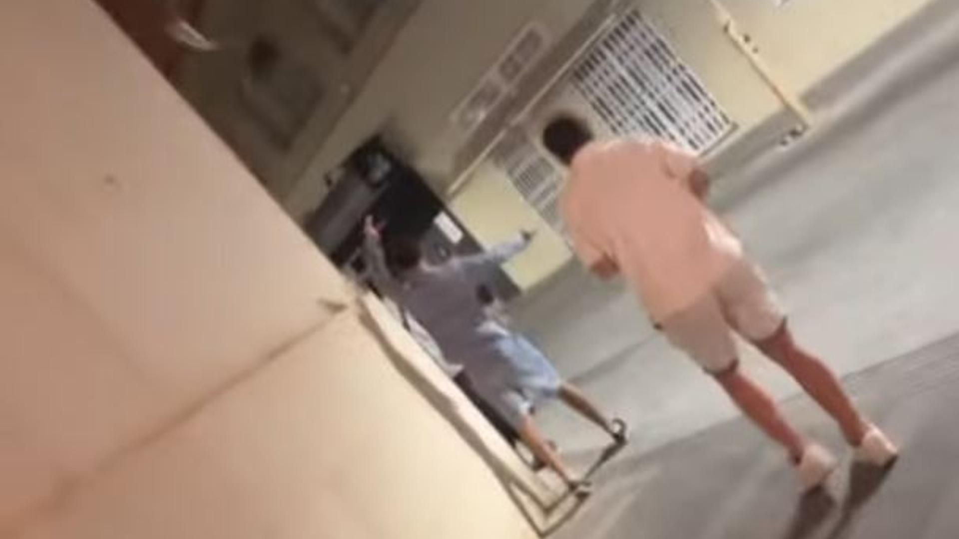 Lanzamiento botella al joven agredido