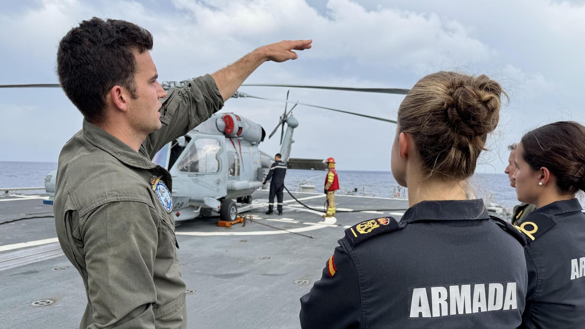 Leonor, durante una explicación técnica del piloto Pedro Donato