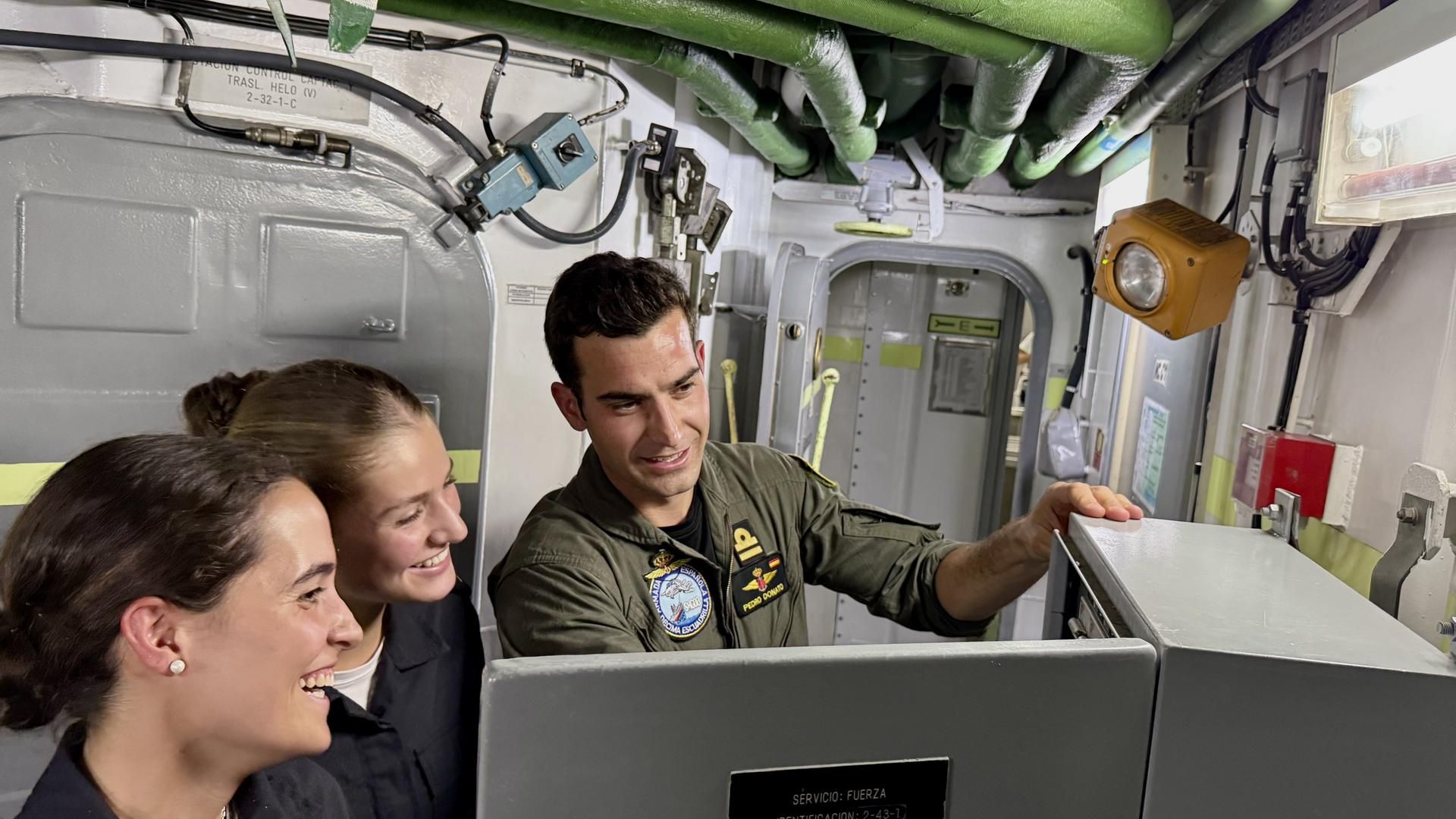 Leonor, junto a otra compañera y el piloto Pedro Donato