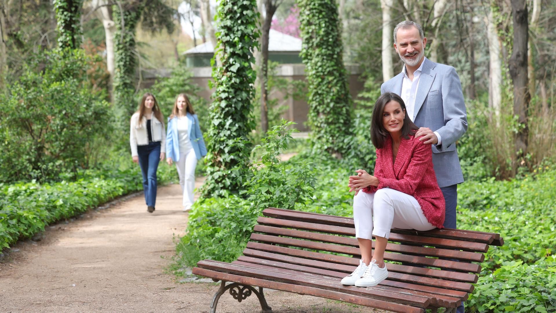 Los reyes y sus hijas, en la sesión por el décimo aniversario del ascenso al trono de Felipe VI