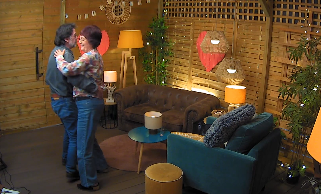 Los solteros bailan durante su cita en 'First Dates'