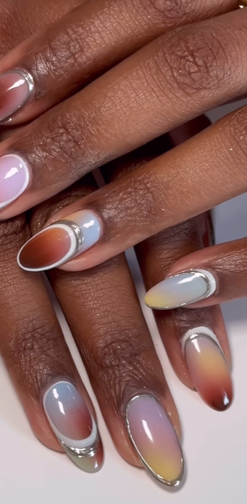 Manicura en marrón y blanco
