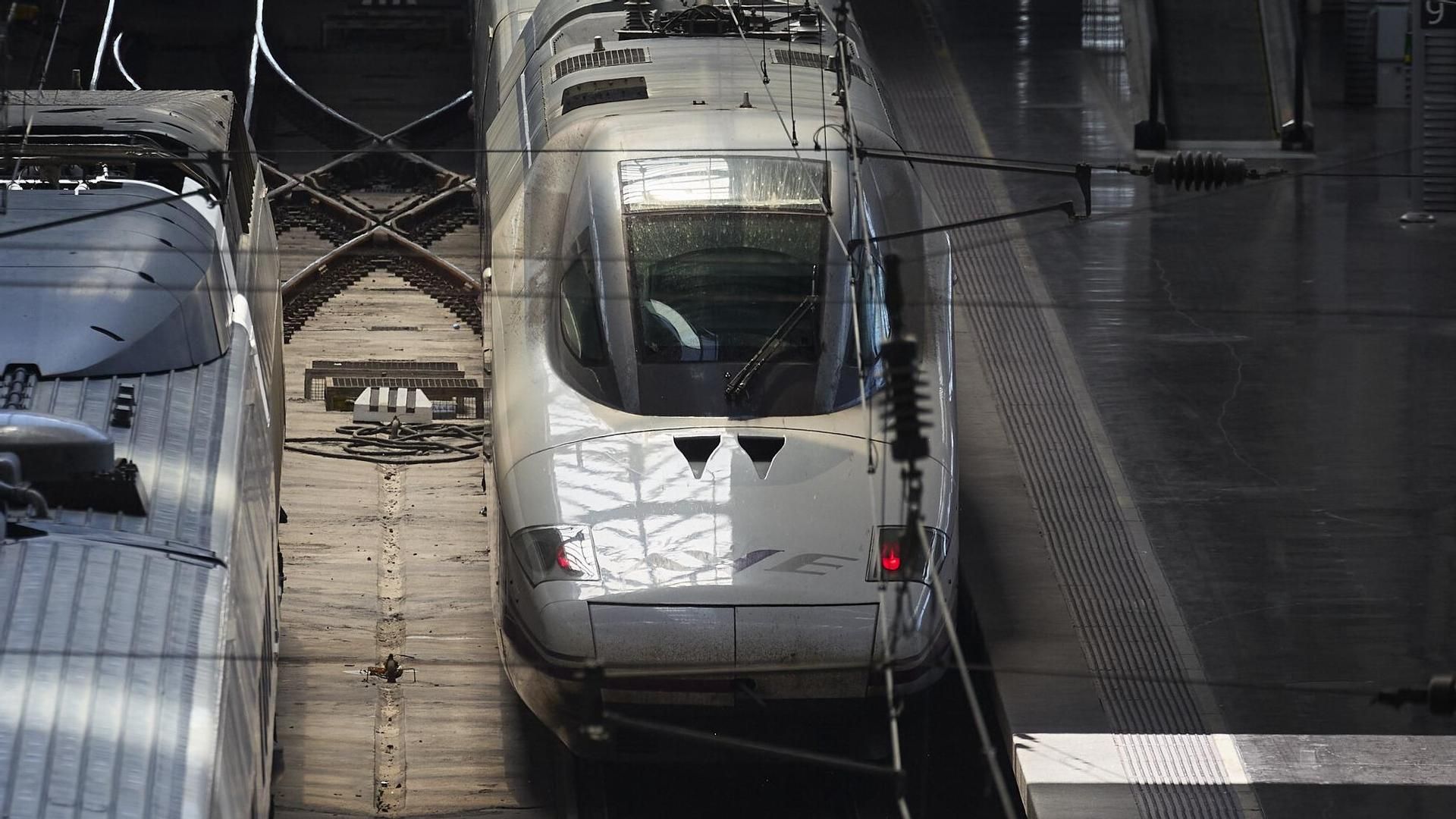 Muere un hombre arrollado por un tren Alvia cuando salía de Ponferrada