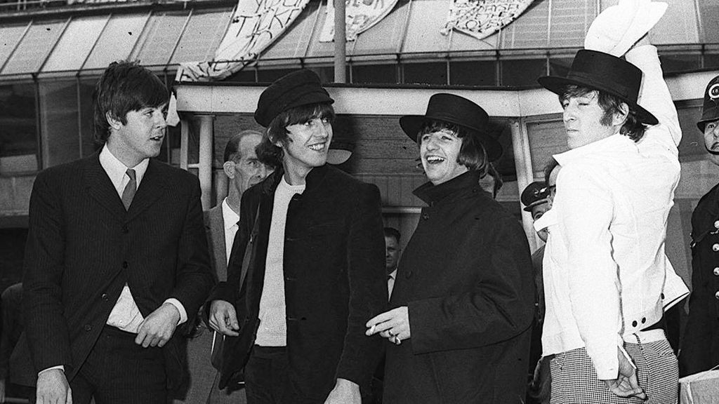 Paul, George, Ringo y John a su llegada a Londres procedentes de Barcelona.
