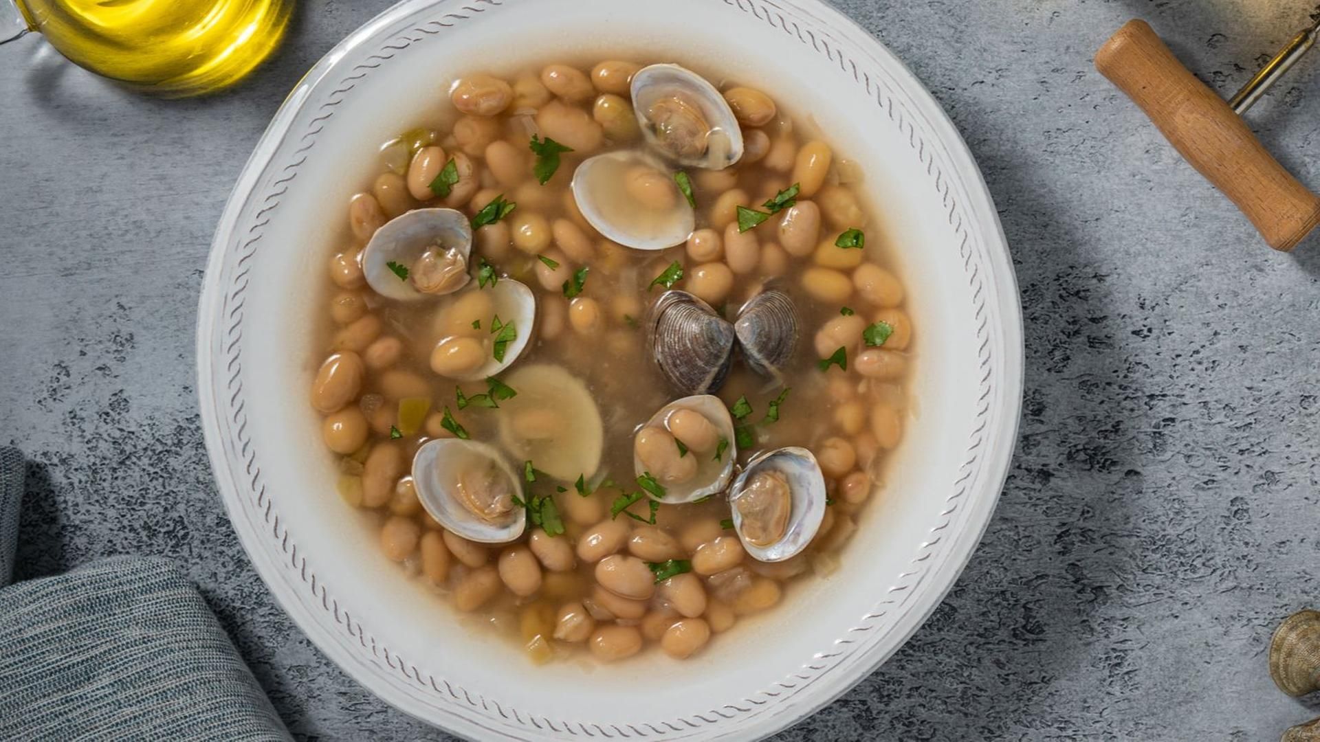 Pochas con almejas
