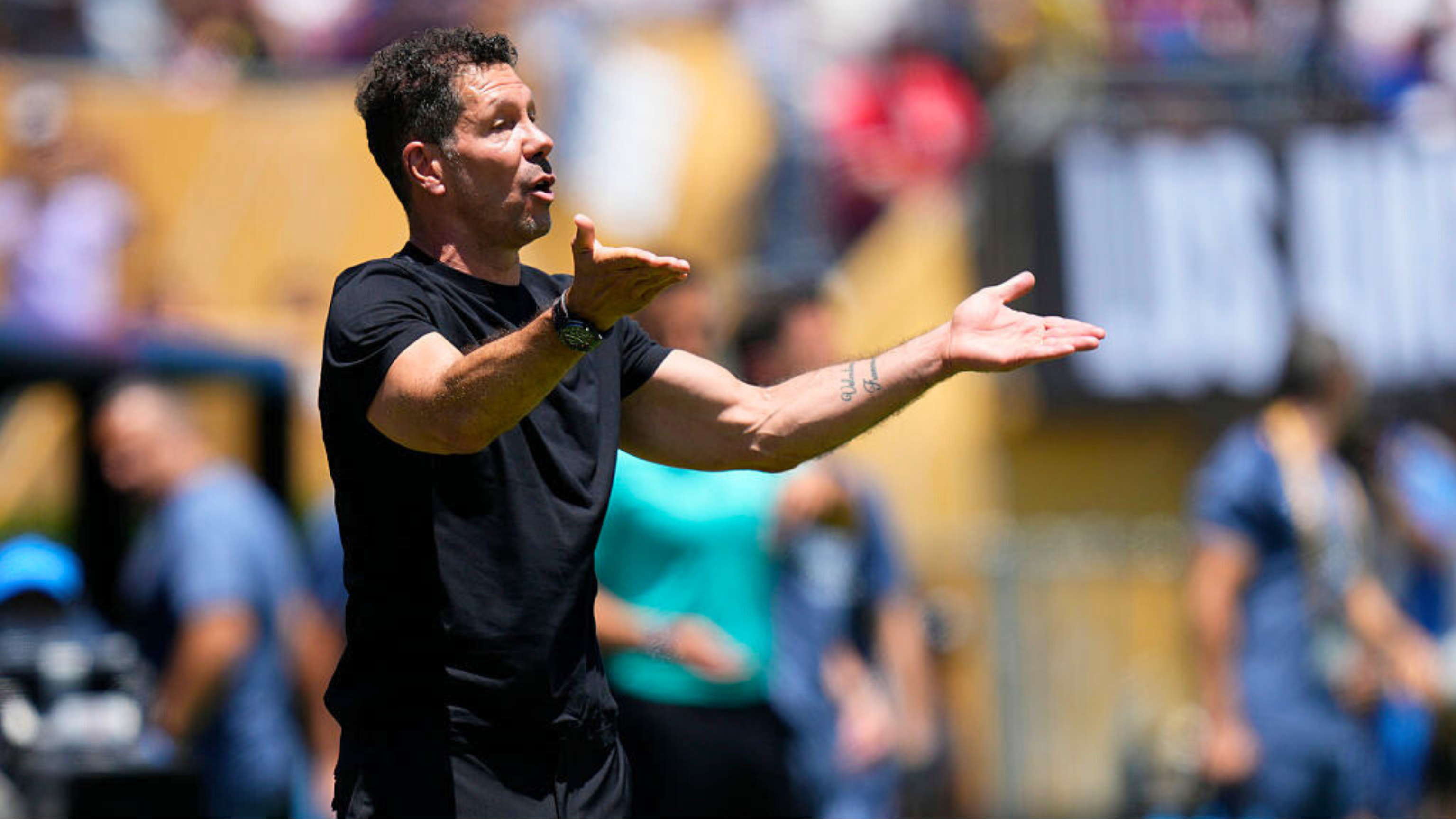 Simeone da instrucciones durante un partido del Mundial de clubes