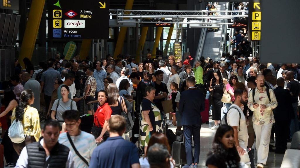 Un fallo informático, la causa del caos en el aeropuerto de Barajas: cientos de personas perdieron sus vuelos
