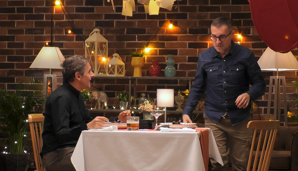 Un soltero de ‘First Dates’ se levanta en mitad de la cena para comprobar si le excita el olor corporal de su cita: “Hoy no me he duchado”