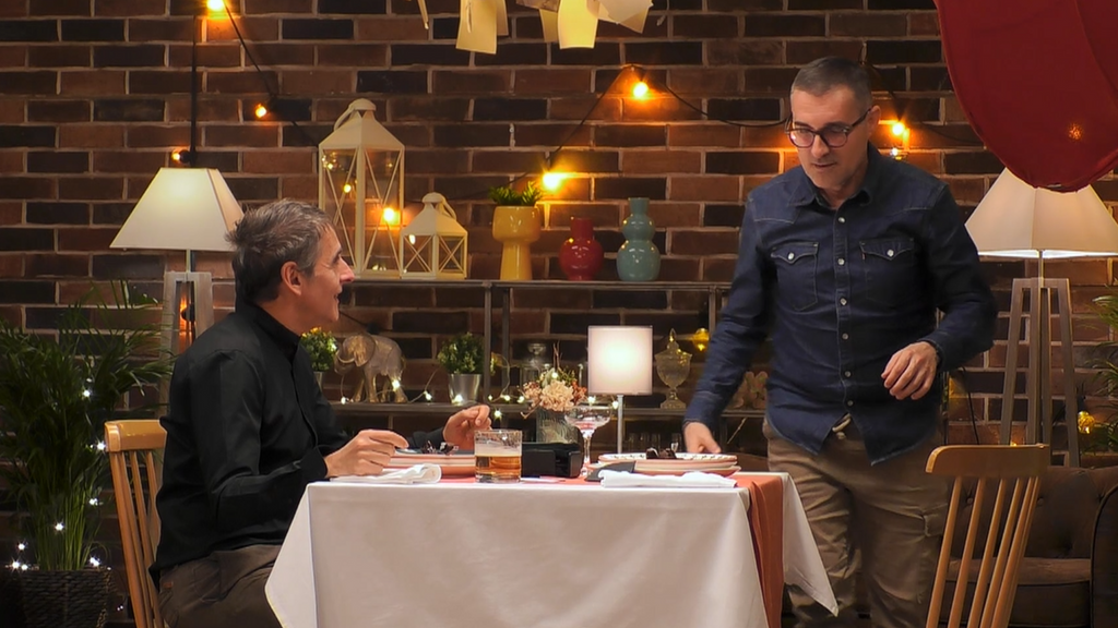 Un soltero de ‘First Dates’ se levanta en mitad de la cena para comprobar si le excita el olor corporal de su cita: “Hoy no me he duchado”