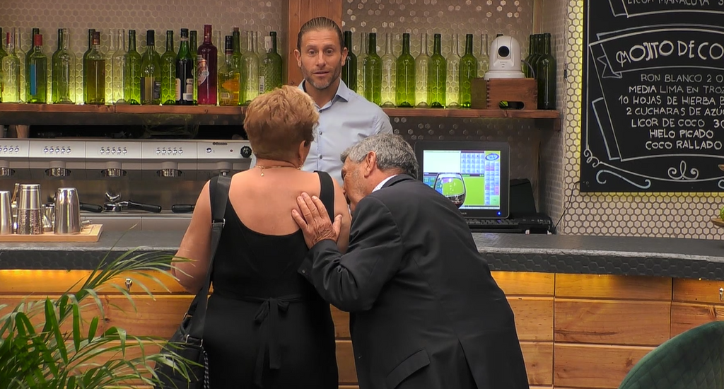 Un soltero octogenario de ‘First Dates’ le da un mordisco a su cita nada más conocerla y deja a Matías sin palabras