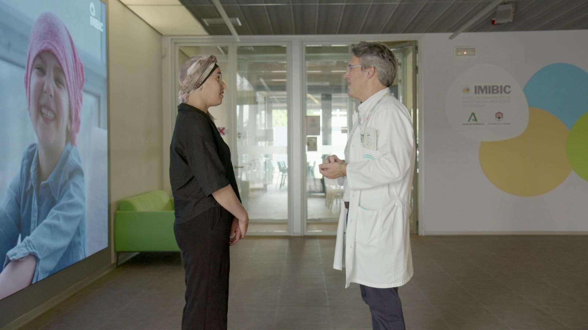 Una de las mujeres participantes en el proyecto junto al doctor Juan de la Haba