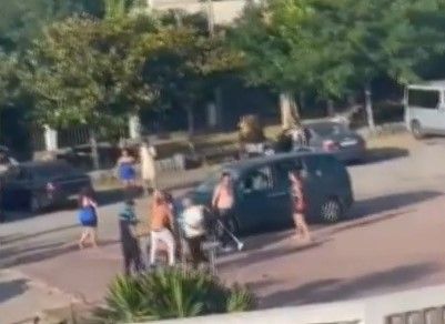 Brutal pelea entre clanes en una pedida de mano en Ribeira: "Se matan"