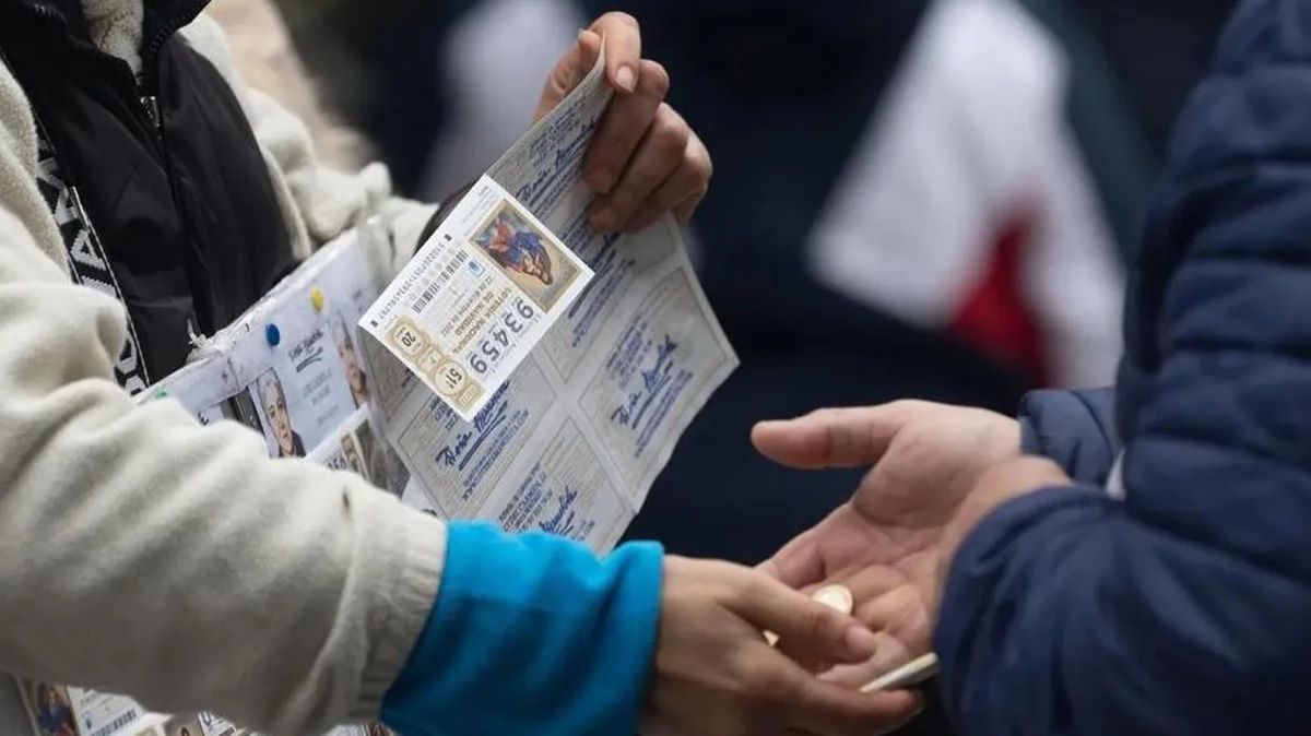 Una persona comprando lotería Una persona comprando lotería