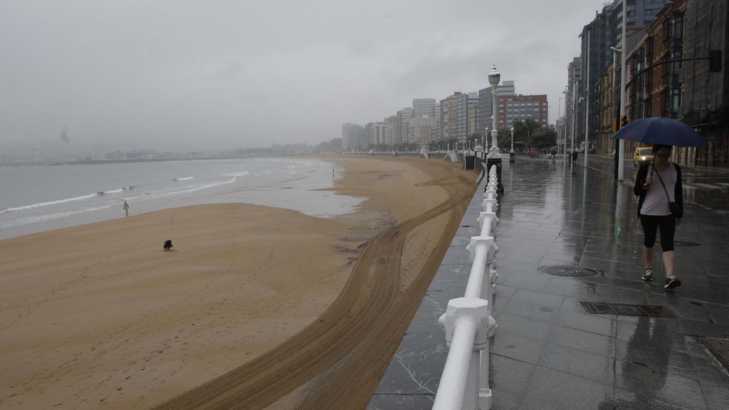 Vista de la Playa de San Lorenzo, en Gijón