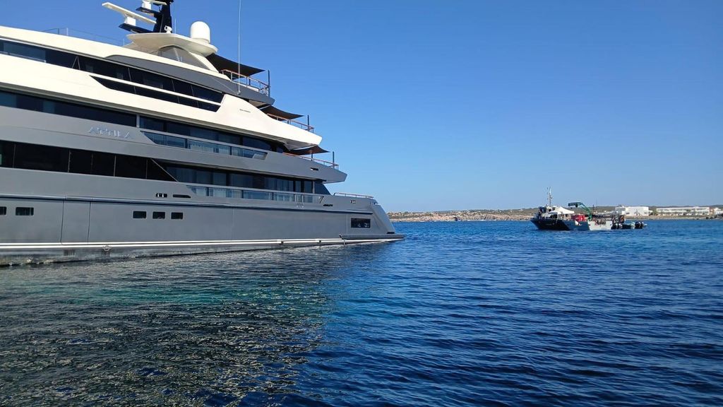 Un yate de lujo queda encallado en Formentera
