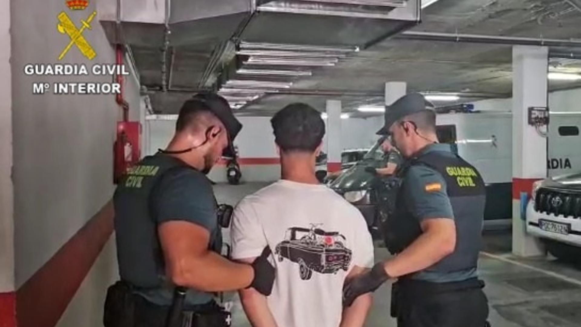 Agentes de la Guardia Civilm trasladan al detenido por un atropello múltiple en Magaluf, Mallorca