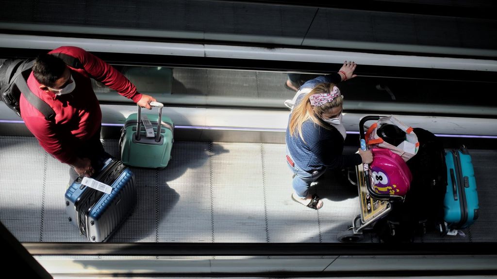 Archivo - Pasajeros con maletas en la terminar T4 del Aeropuerto Adolfo Suárez Madrid Barajas.