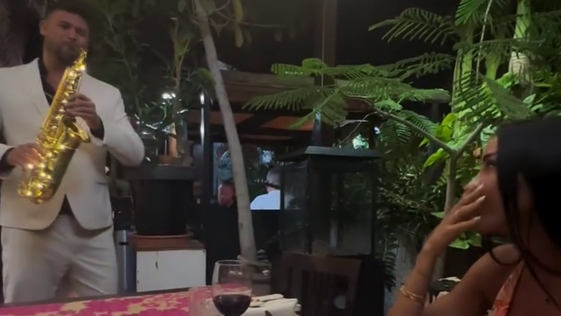 Aurah Ruiz se emociona con la sorpresa que Jesé le ha preparado por su tercer aniversario de boda