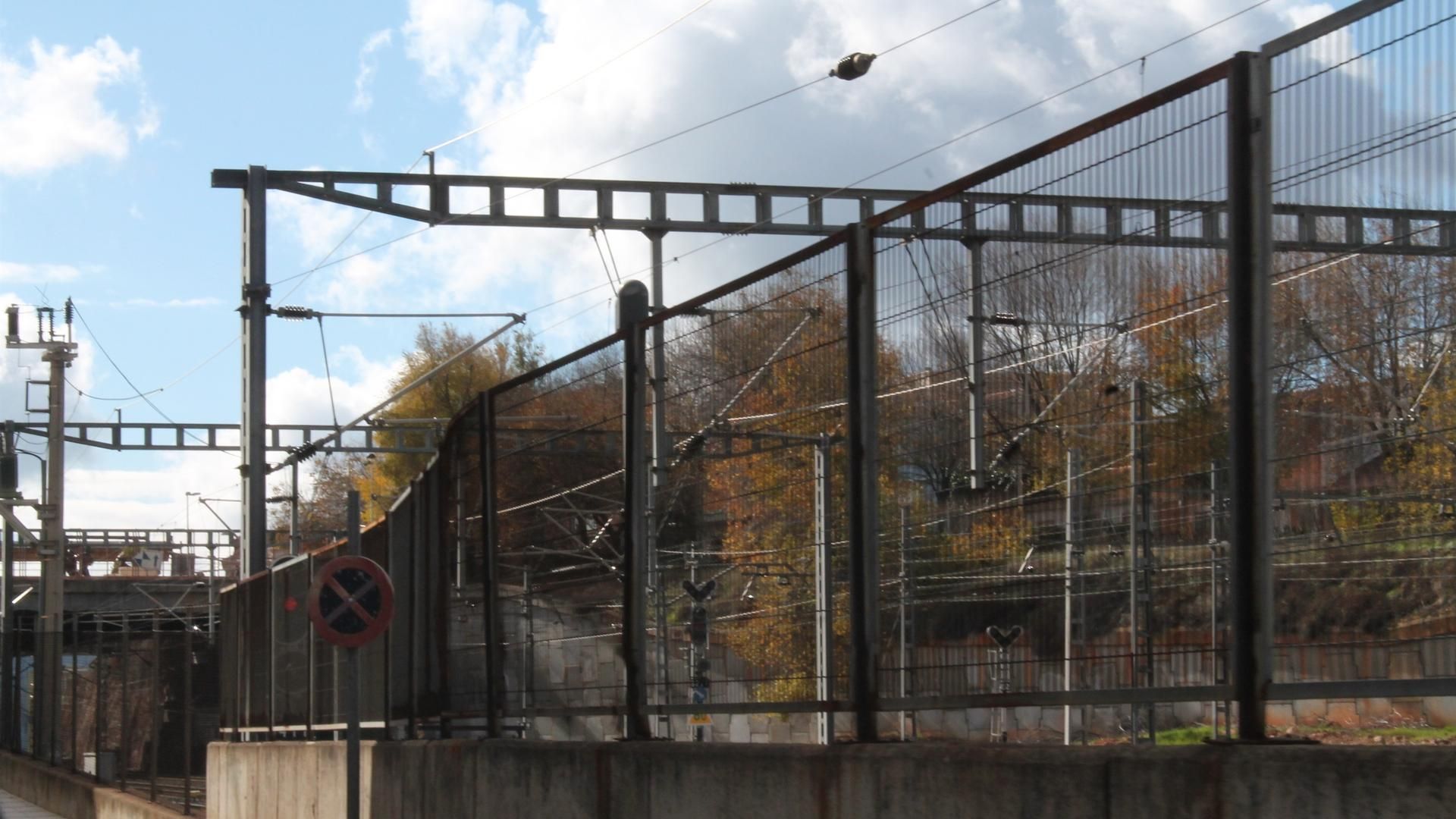 Catenarias de Adif en una línea de AVE