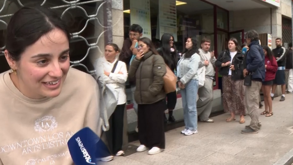 Los universitarios hacen cola en Santiago para conseguir un piso de alquiler: "Hemos pasado frío durante la noche"
