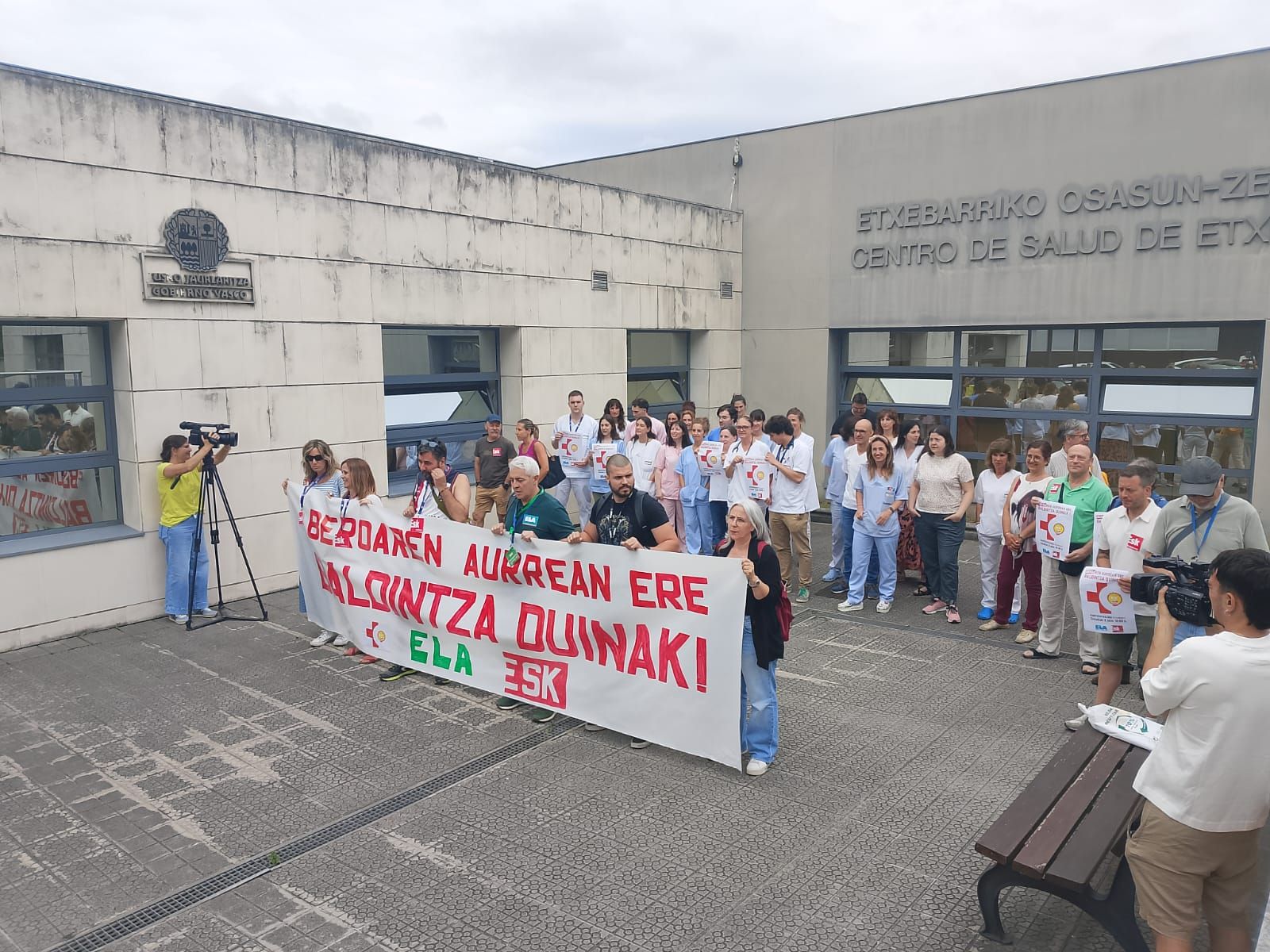 Concentración de protesta esta mañana a las puertas del centro de salud de Etxebarri, en Vizcaya