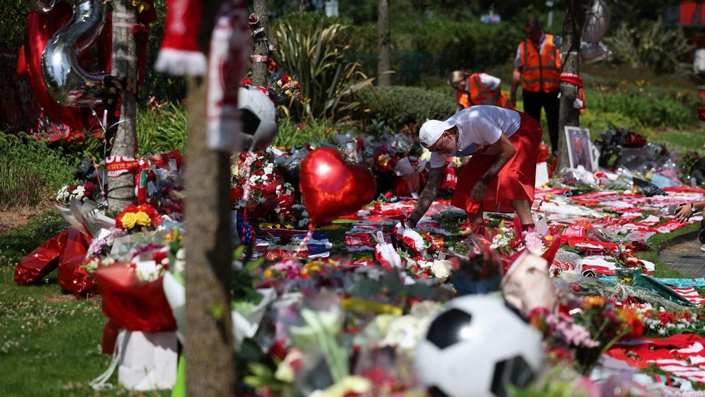 Crean un altar improvisado para homenajear a Diogo Jota y a su hermano tras morir en un accidente de tráfico