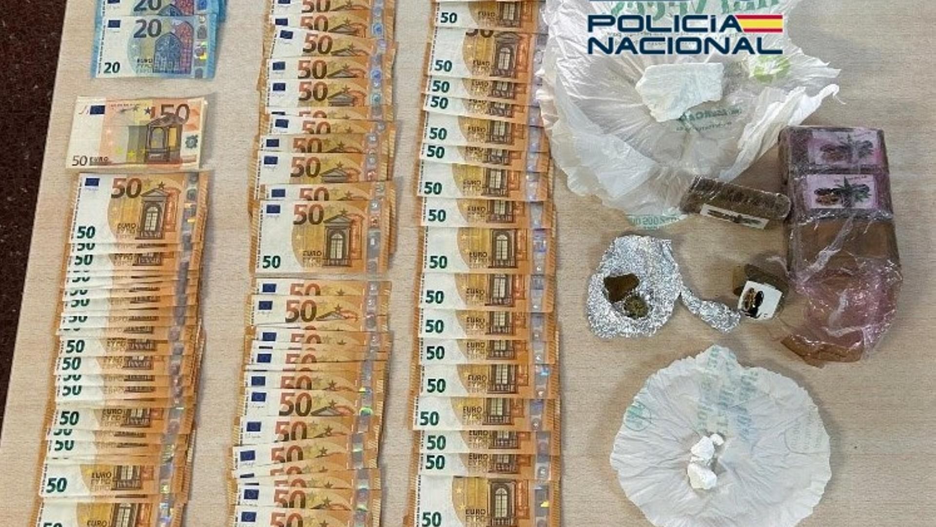 Dinero y drogas incautadas en un narcopiso