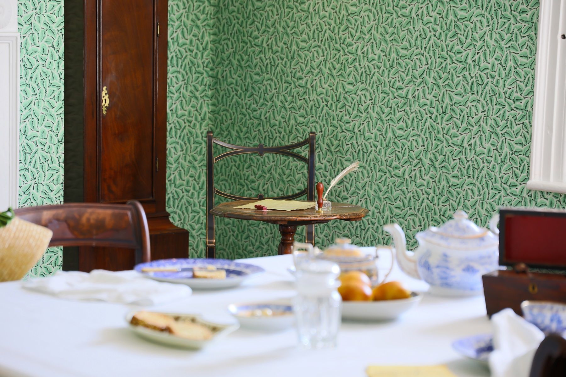 El comedor y, al fondo, la mesa de escritura de Jane Austen en su casa en Chawton