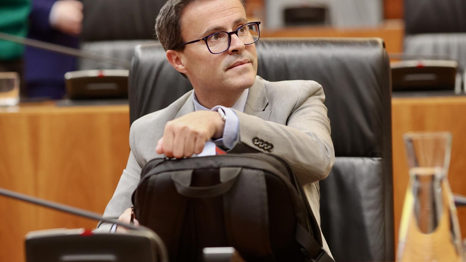 El diputado del PSOE, Miguel Ángel Gallardo, en su escaño de la Asamblea de Extremadura