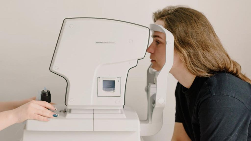 Escáner de los ojos de una mujer en el examinador de visión