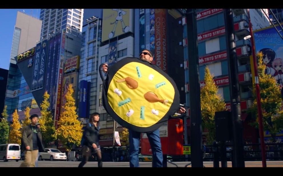 Eugeni Alemany en Tokio reclamando el emoticono de la paella