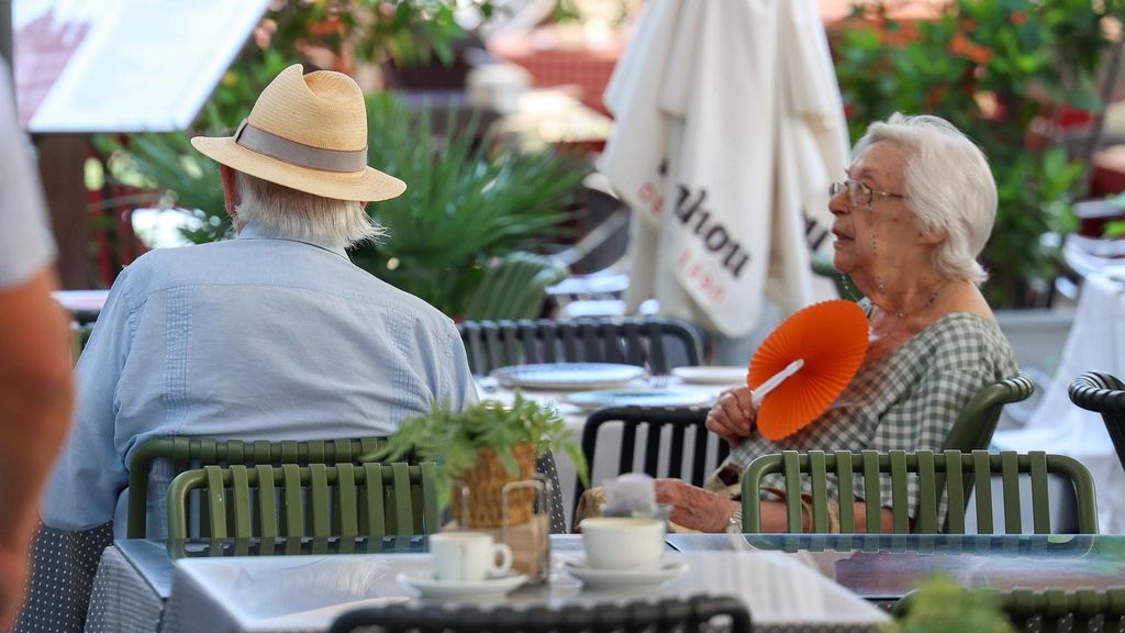 EuropaPress 6832382 dos personas refrescan terraza ola calor 30 junio 2025 madrid espana 17