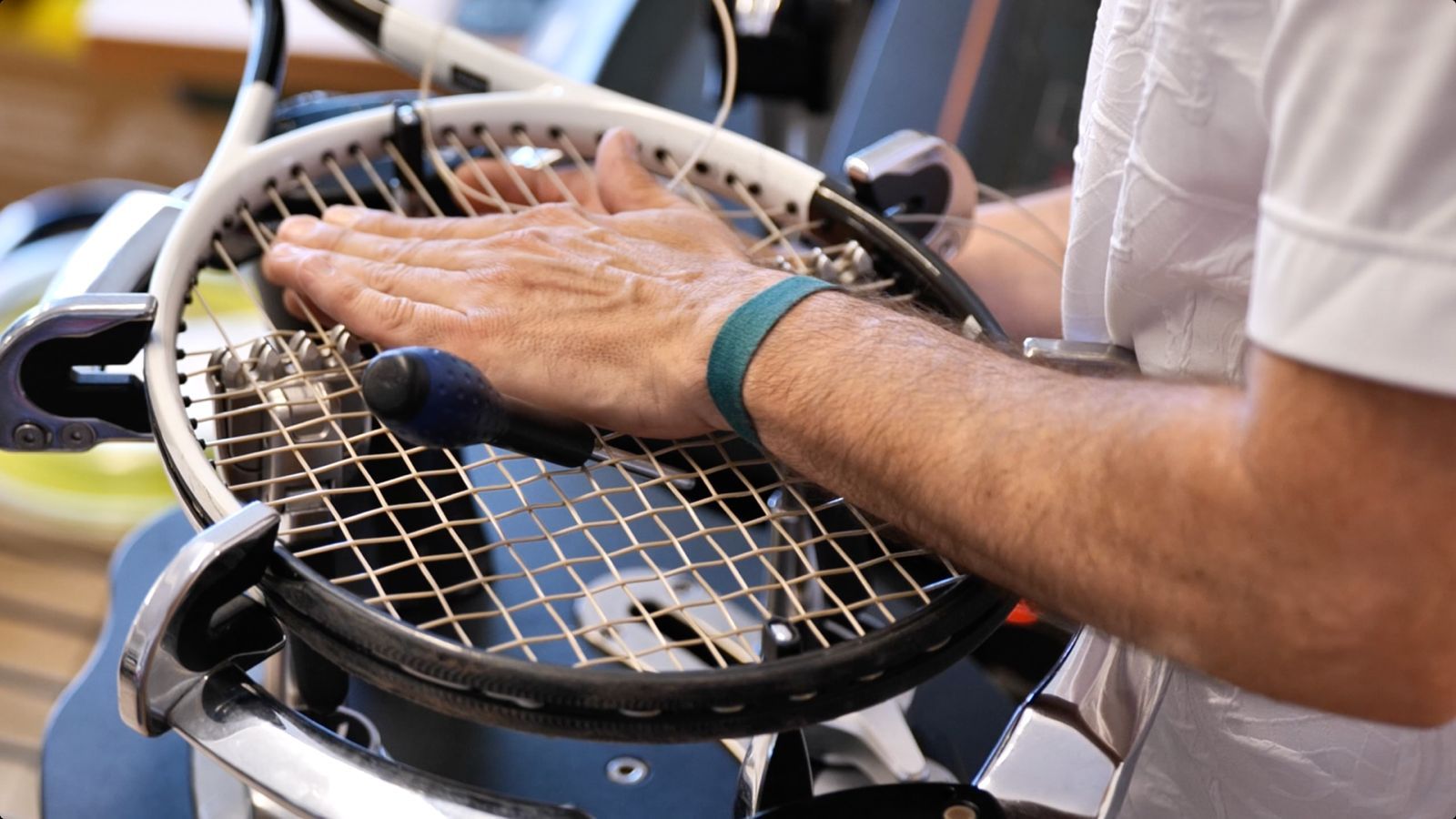 Gorka Alday encordando una raqueta durante el ITF 25000 Kiroleta-Bakio 2025