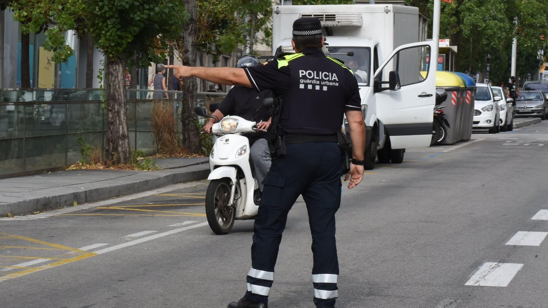 Imagen de archivo de un agente parando el tráfico