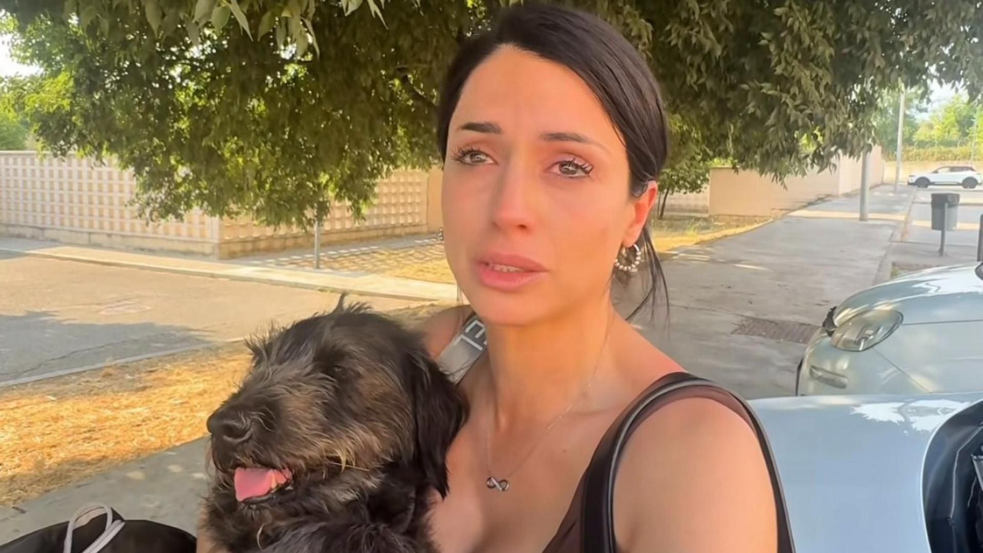 Inma Campano, entre lágrimas, ingresa a su pequeña en el veterinario