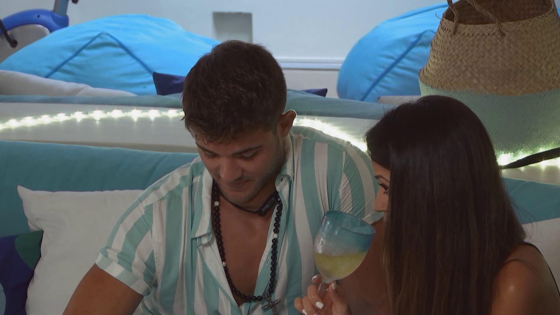 Ismael pasa un rato con Andreína en una de las fiestas.