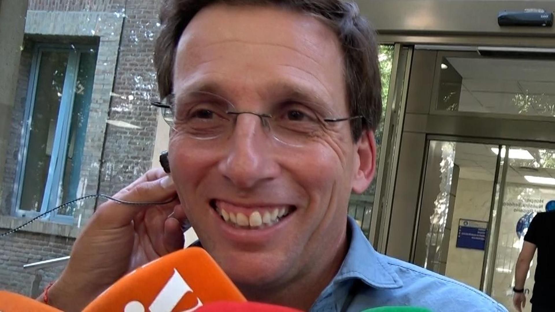 José Luis Martínez-Almeida atiende a los medios tras convertirse padre por primera vez