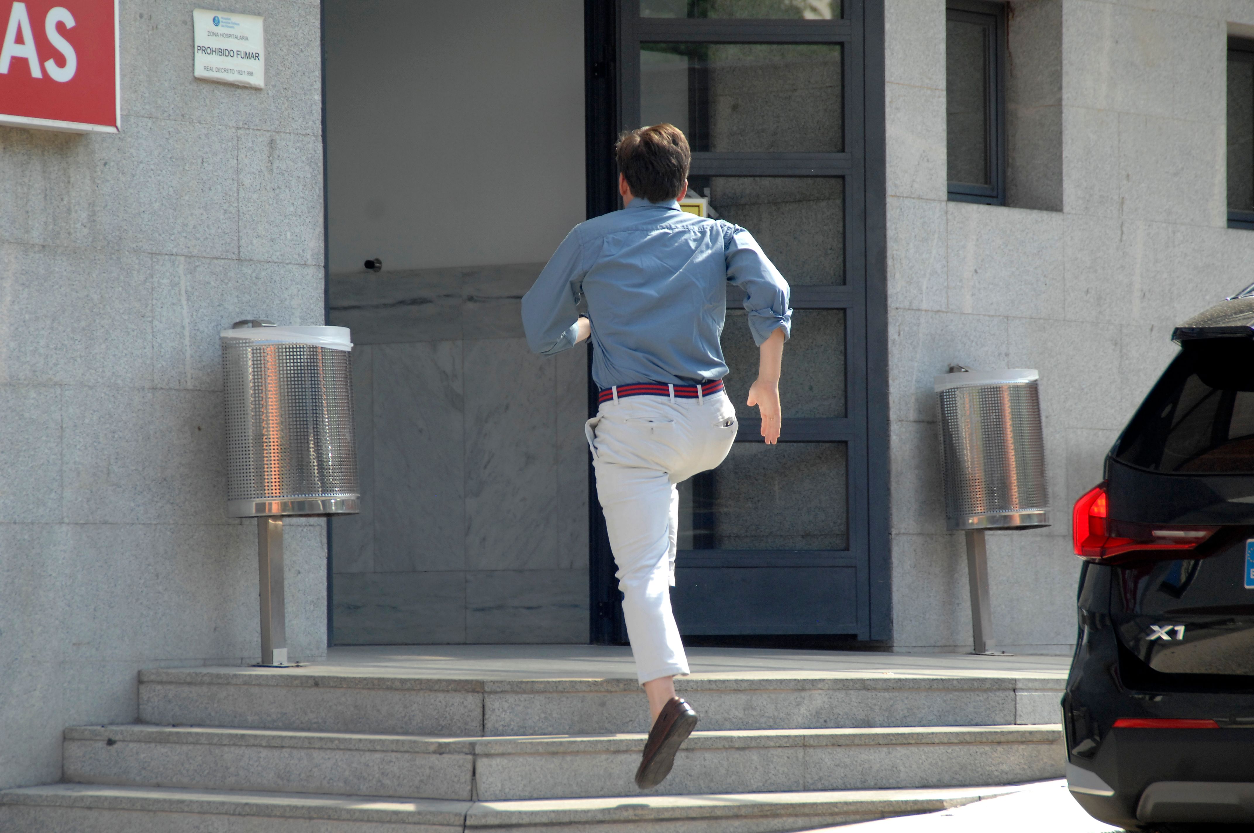José Luis Martínez-Almeida entrando corriendo al hospital