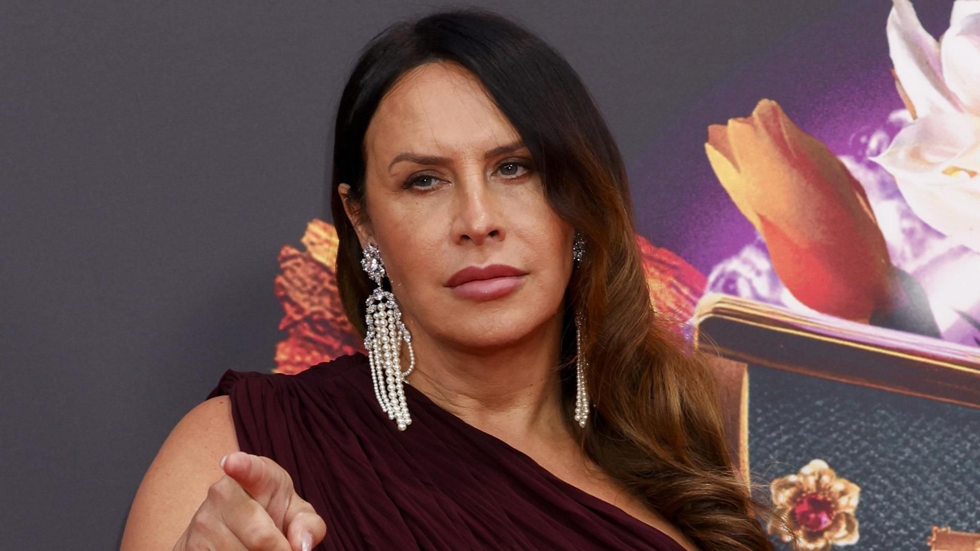 La ironía de Karla Sofía Gascón sobre su escándalo en un videoclip del grupo de Javier Calvo: "¡Solo soy una actriz!"