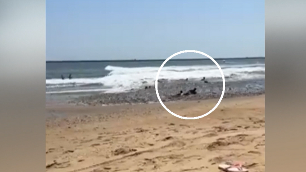 Las imágenes del 'mini tsunami' en Huelva: el agua barre a toda velocidad una playa y deja seis heridos